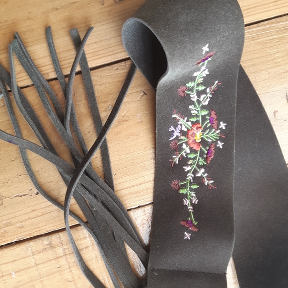 Vintage Brown floral embroidered tassel belt - Picture 2 of 3